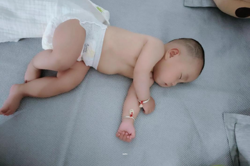 贵阳宝宝胳膊上起红疙瘩
